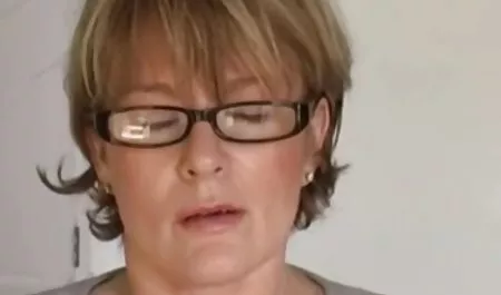 Pareja rica seduce a camarera para hacer un trío