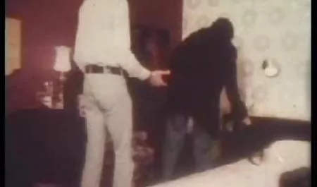 Vieja puta lo conduce en la granja.