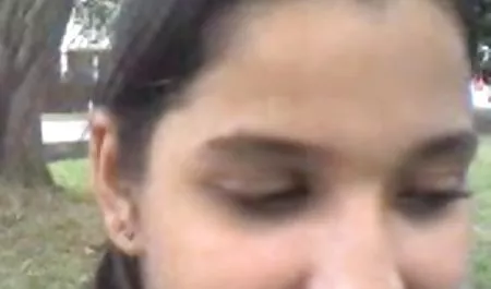 Se deja chupar la polla por dos zorras