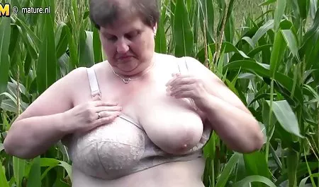 Milf traviesa seduce adolescente a lesbiana follada