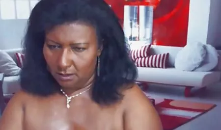 Belleza rubia chupa su polla extensivamente y se empapa de agua