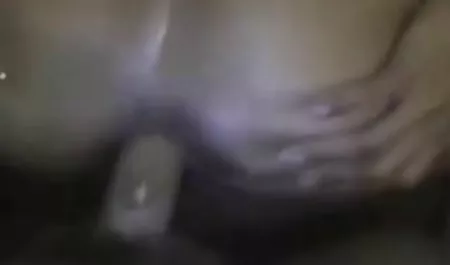 Chico peludo se folla a la gordita mujer asiática con un condón