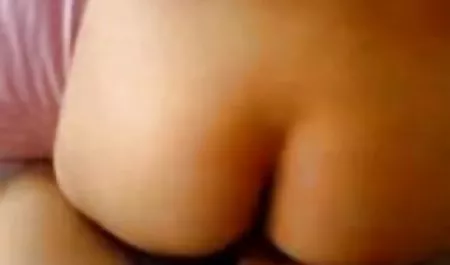 Dulce rubia puede ser mimada con la lengua.