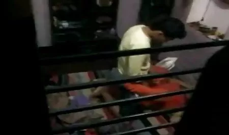 Dos jóvenes lesbianas dulces y un vibrador negro.