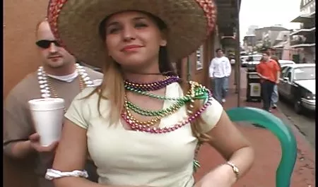 Lesbianas cachondas follan en el carro