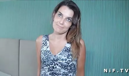 Pelirroja MILF folla su coño con toda la mano