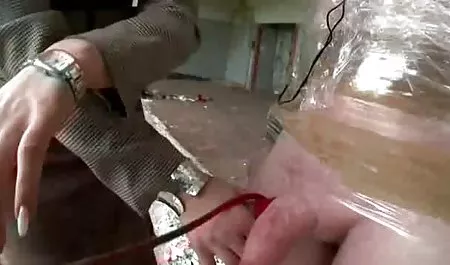 Pequeña chica asiática se folla con un consolador