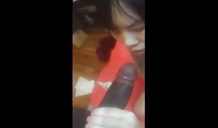 Rubia mocosa se folla a sí misma con su consolador favorito