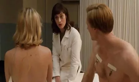 Dos hermanas obsesionadas por el sexo se lamen las tetas lesbianas