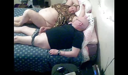 Zorra con coño peludo se pierde la doble follada