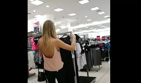 Joven ama de casa se masturba con un consolador en la cocina.