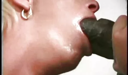 Se deja llevar por su novia rubia hambrienta de sexo