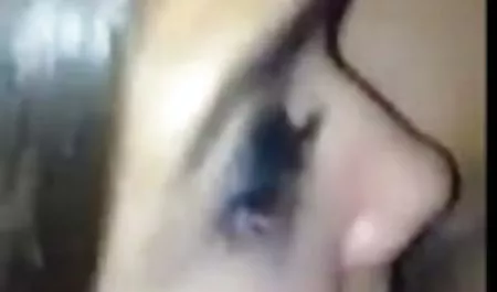 Lesbiana sexy madura lamiendo su coño