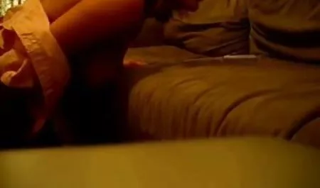 Dos lesbianas picantes de sangre caliente follan y se divierten mucho
