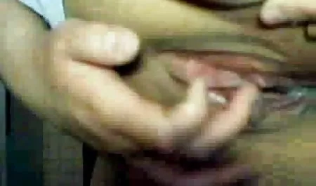 Entrenador folla a la nena deportiva con grandes tetas