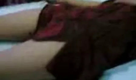 Durante el casting, la puta amateur de pelo oscuro se masturba y sopla