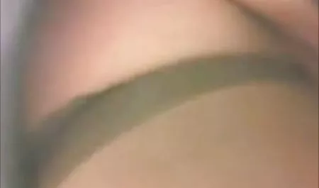 Gallo alemán mimado por dos chicas calientes
