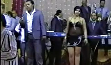 Adolescente con pequeños cogollos disfruta de pie maduro.