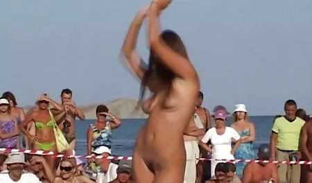 Él lame su coño perforado mojado antes del sexo