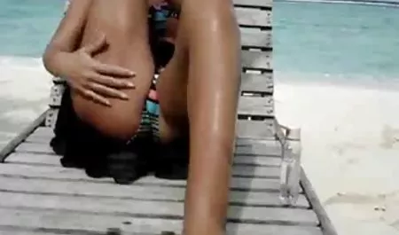 Dulce adolescente follada por tres pollas