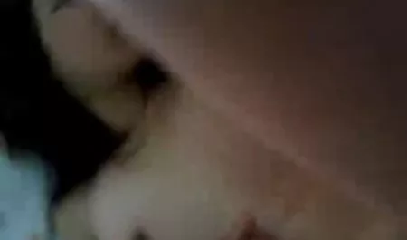 Perra porno gimiendo follada en la puerta de atrás