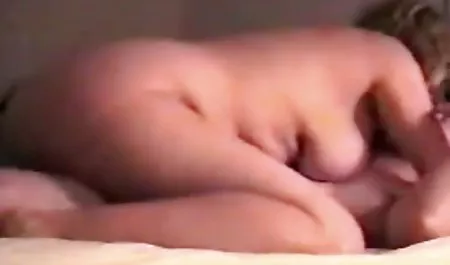 Él pone su tubo gigante en su coño mojado