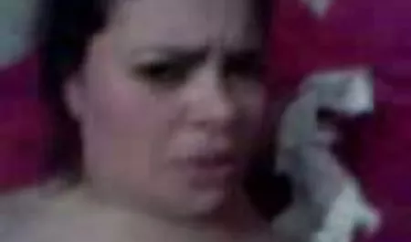 Latinagirl con gallo joven y viejo