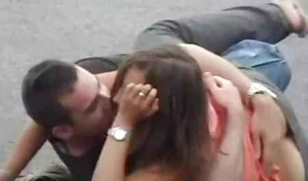 Lesbianas latinas frotan su coño juntos