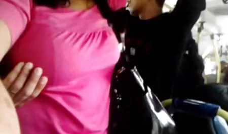 Nena delgada con dedos mini tetas para cámara