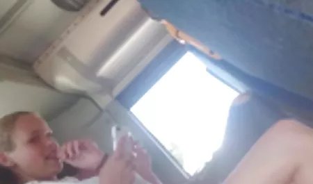Señora rubia chupa en el tubo largo
