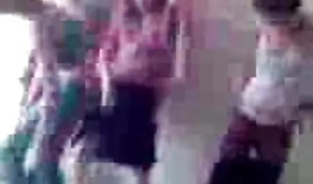 Chica asiática en medias extraña el trabajo del pie de esclavo alemán