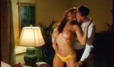 Redhead Milf con culo sexy cachonda le gusta lo profundo en el trasero