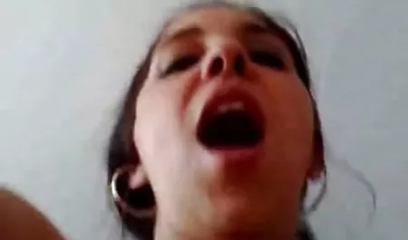 Fickhuren insaciable se apila para su polla
