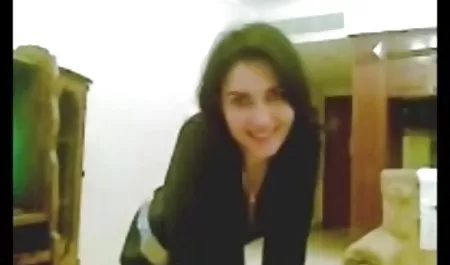 Cuando folla, simplemente no puede apartar las manos de las tetas sexys.