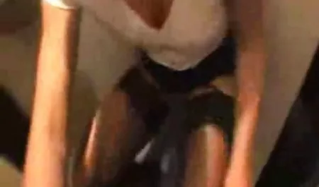 La guarra rubia masturba una polla mientras chupa sus bolas.