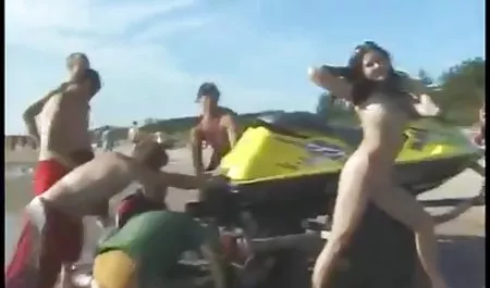 Sexy milf chupa la polla vacia