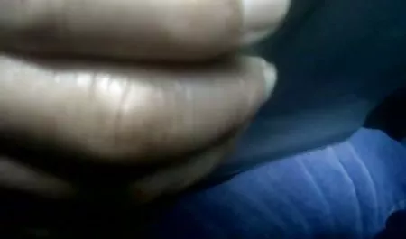 Ébano grasiento se sienta en su cara