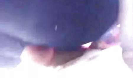 Adolescente está tratando duro en el trabajo de mano caliente