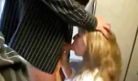 Milf de pelo oscuro hace una mamada en el casting.
