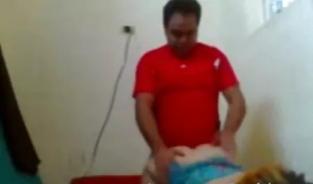 Ella prefiere estallar en lugar de masturbarse su coño