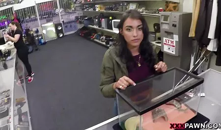 Mis dos manos en su apretado culo.