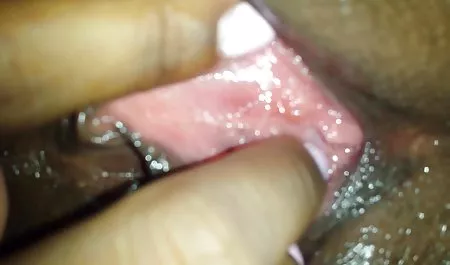 Para ti ella tocó muy cerca su húmedo coño rosa.