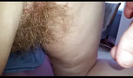 Ebony muestra sus curvas y folla con consolador.