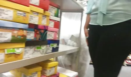 Stracy Stone gruesa folla vibrador en la ventana de la cocina